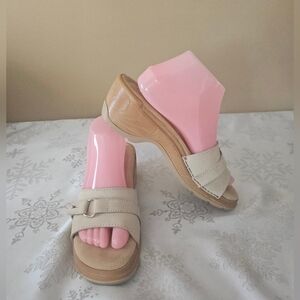 MODELLISTA Beige Sandals with Wide Suede Strap Padded Footbed, SZ 9M